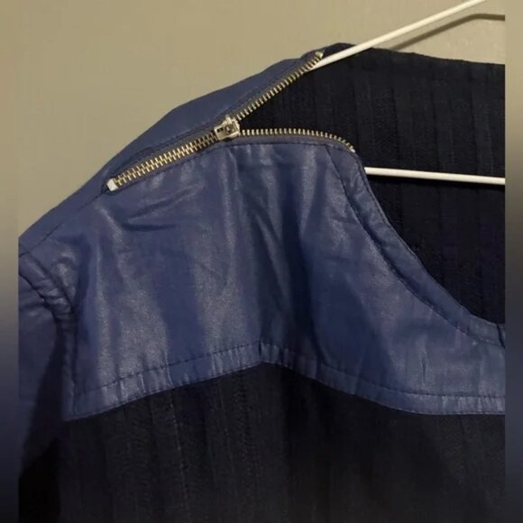 Cashmilon size Large, Navy and Cream Striped Sweater with zippered shoulders - Picture 5 of 7